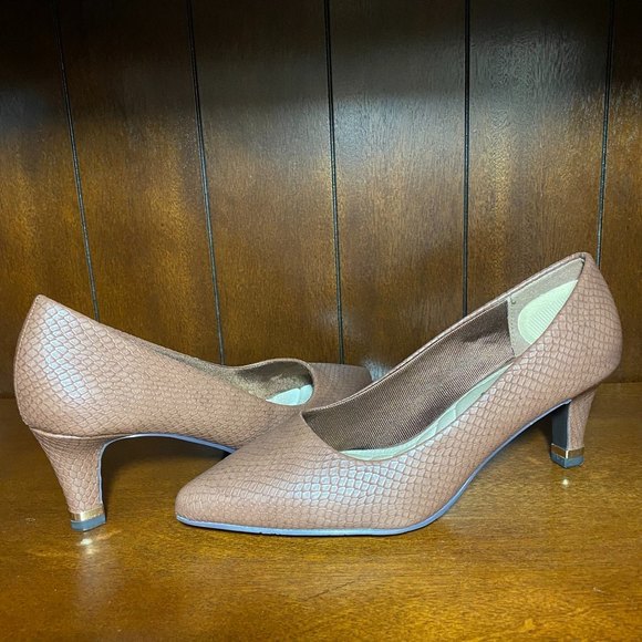 easy street Shoes - NWOT Easy Street Pump Shoes with Heel Gold Trim Size 7.5 (9.5”) Brown